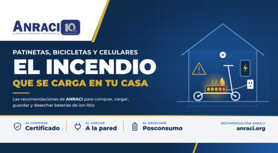 Pieza gráfica azul marino y dorada con el logo de ANRACI, el título Patinetas, bicicletas y celulares: el incendio que se carga en tu casa, una casa con una patineta eléctrica cargando, una batería con una celda en llamas y un celular, y tres recomendaciones: al comprar, certificado; al cargar, a la pared; al desechar, posconsumo.