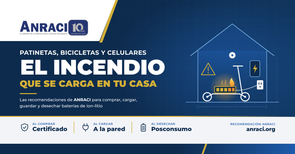 Pieza gráfica azul marino y dorada con el logo de ANRACI, el título Patinetas, bicicletas y celulares: el incendio que se carga en tu casa, una casa con una patineta eléctrica cargando, una batería con una celda en llamas y un celular, y tres recomendaciones: al comprar, certificado; al cargar, a la pared; al desechar, posconsumo.